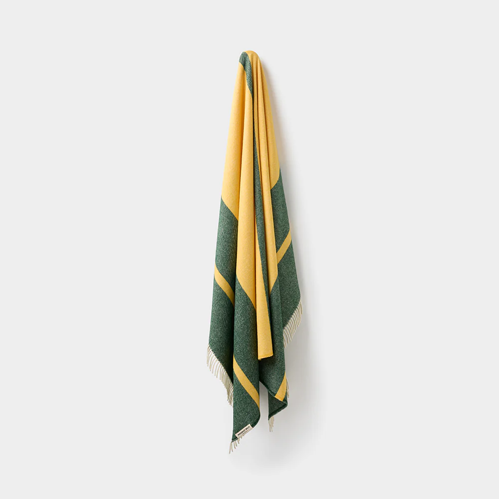 Supporters Throw in Green & Gold - Image 3