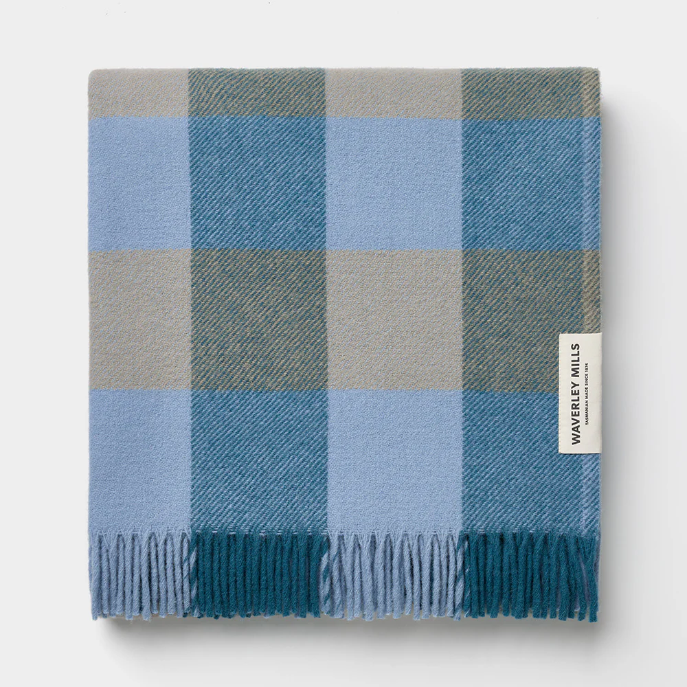 Traditional Check Picnic Rug in Wineglass Bay Blue - Image 3
